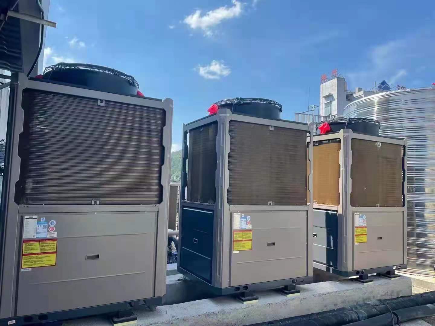 空气能末端用暖气片还是地暖好 