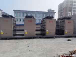 用4台20p空气能热泵解决高峰期热水供应不足问题
