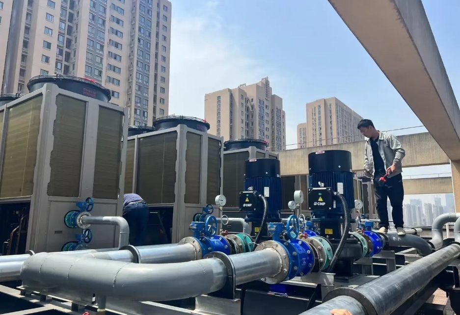 空气能热泵助力绿色热水采暖_低碳排放